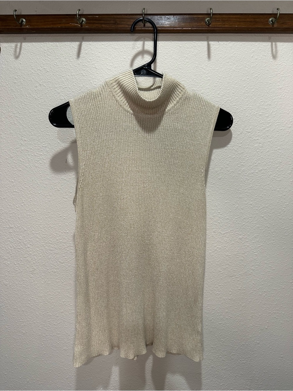 Dana Buchman Cream Sleeveless Turtleneck Ribbed Top
